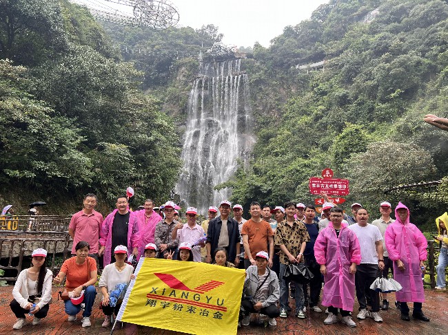 毛片APP在线观看毛片无限看软件全體員工萬長崖瀑布下合影.jpg